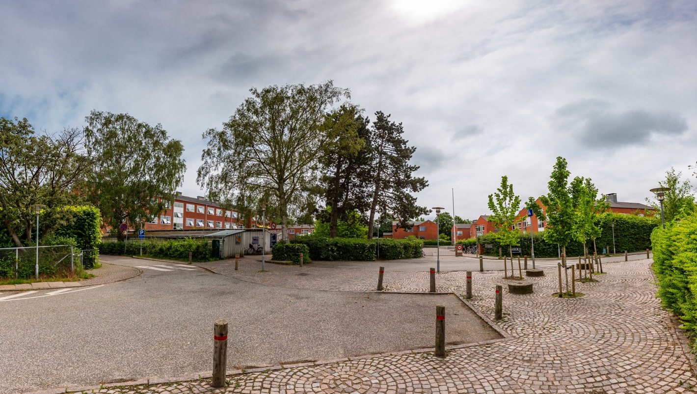 Skolen set fra vejen