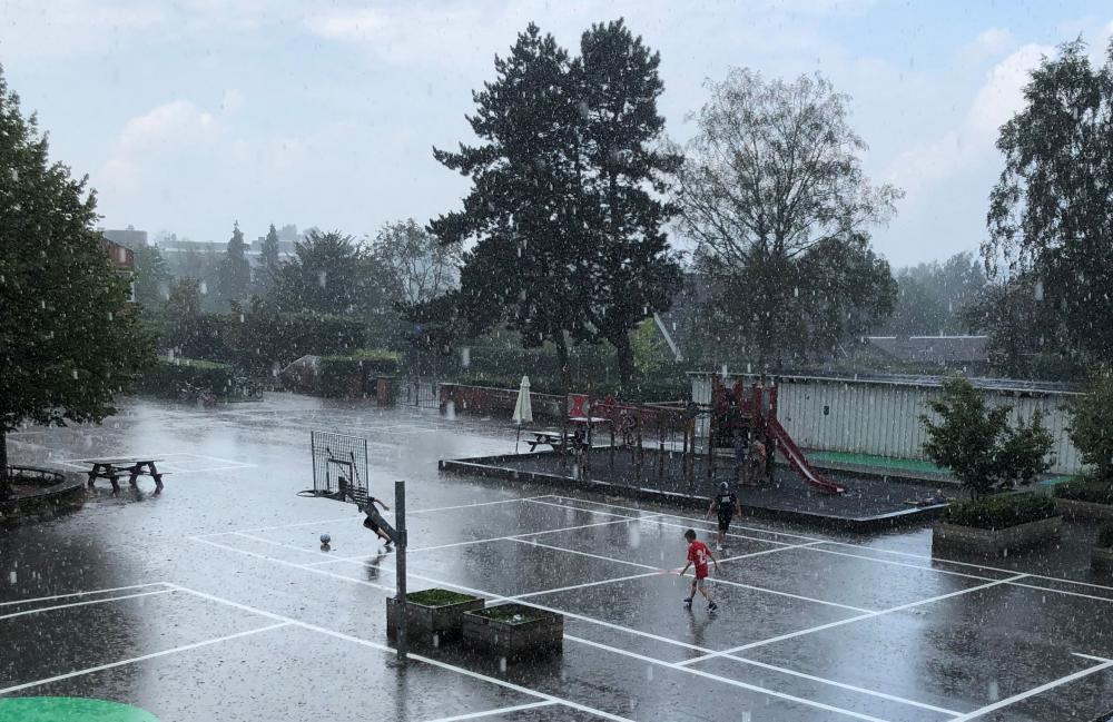 Skolegård i regnvejr